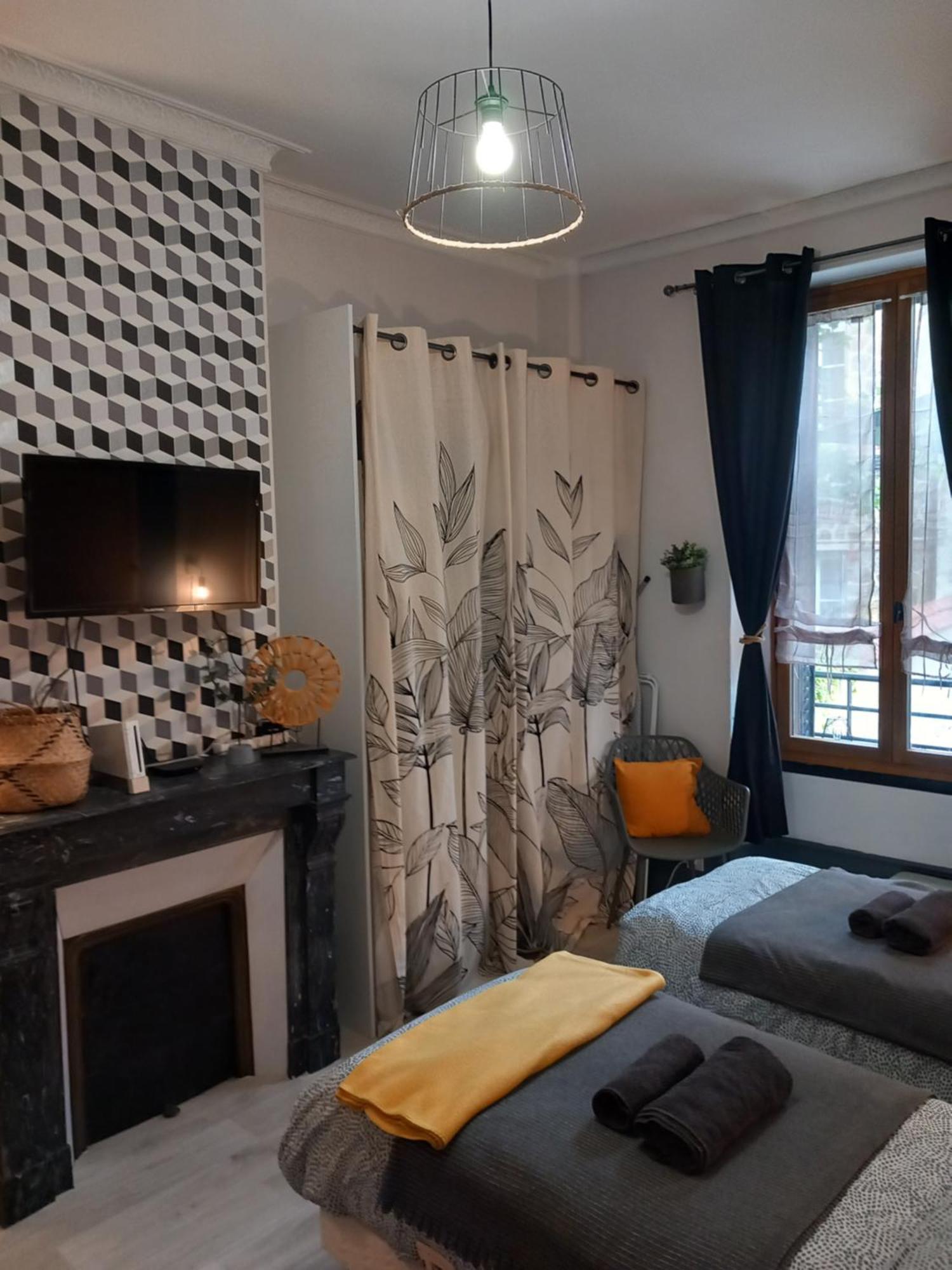 Les Loges Du Theatre Degustation Champagne Offerte Jacuzzi Sauna Jeux Velos Maison Prive 150M2 Historique 14Pers Max Emplacement Exceptionnel Et Chic, 200M De L'Avenue De Champagne, Gare, Musee, Jardins, Restaurations, Toutes Commodites Эперне Экстерьер фото